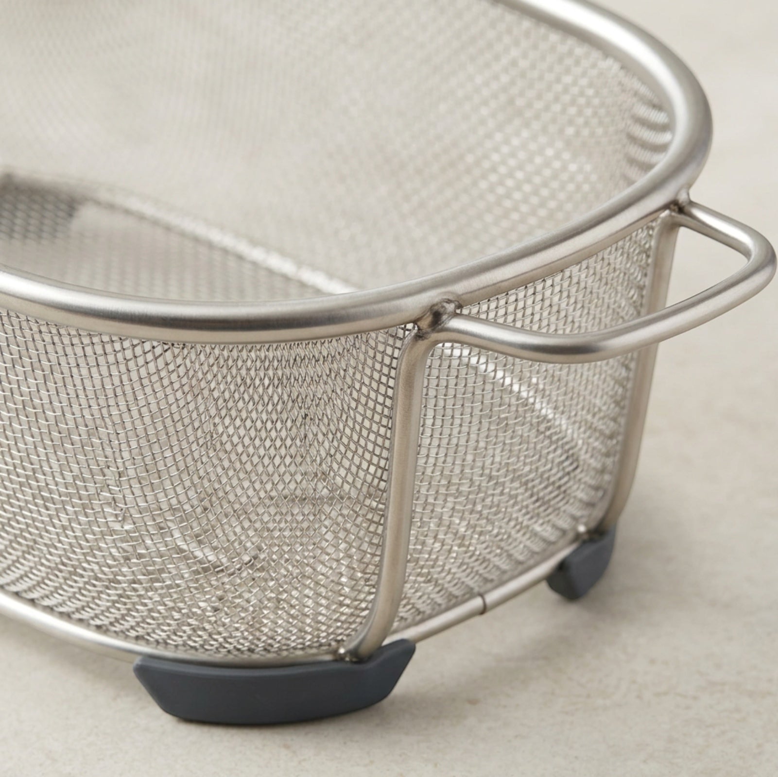 Modusly Footloop Oval Stainless Mesh Draining Basket 12 in - Detail view